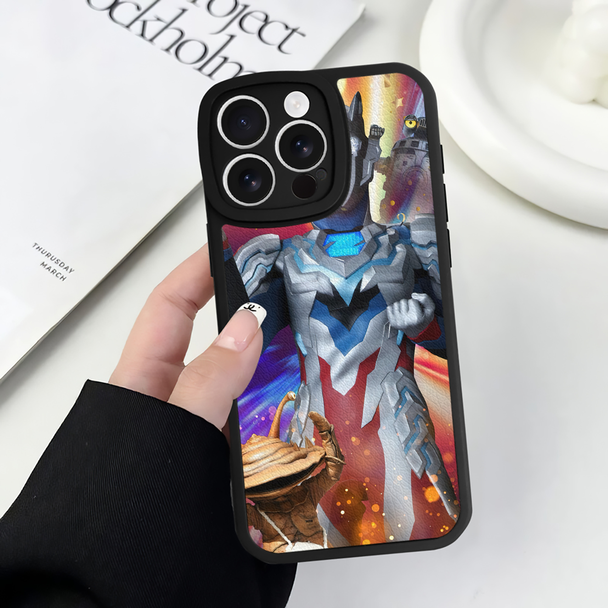 （画像用） ウルトラマン Ultraman 【iPhone 16シリーズ対応】シリコンスマホケース（レザー調） 材質：シリコン